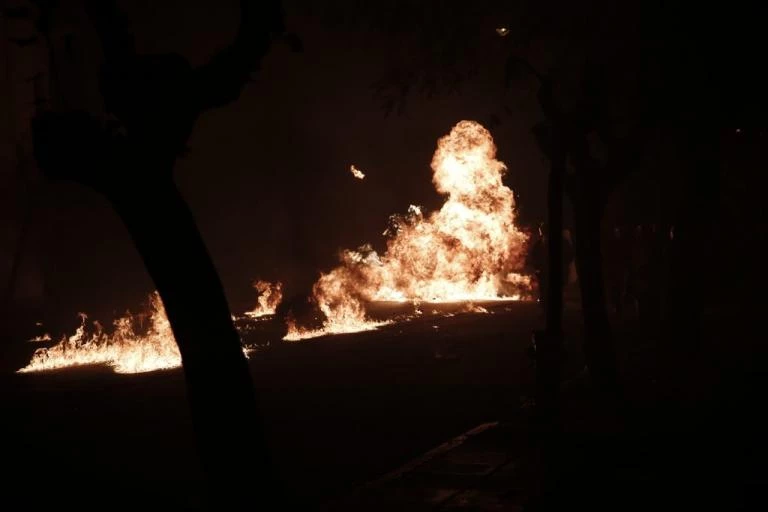 Θεσσαλονίκη: Εριξαν μολότοφ στο εργοτάξιο του Μετρό – Σοβαρές ζημιές